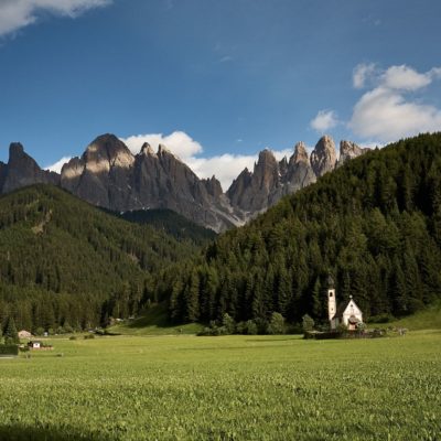 Il tornello a pagamento alla chiesetta di San Giovanni in Ranui in val di Funes