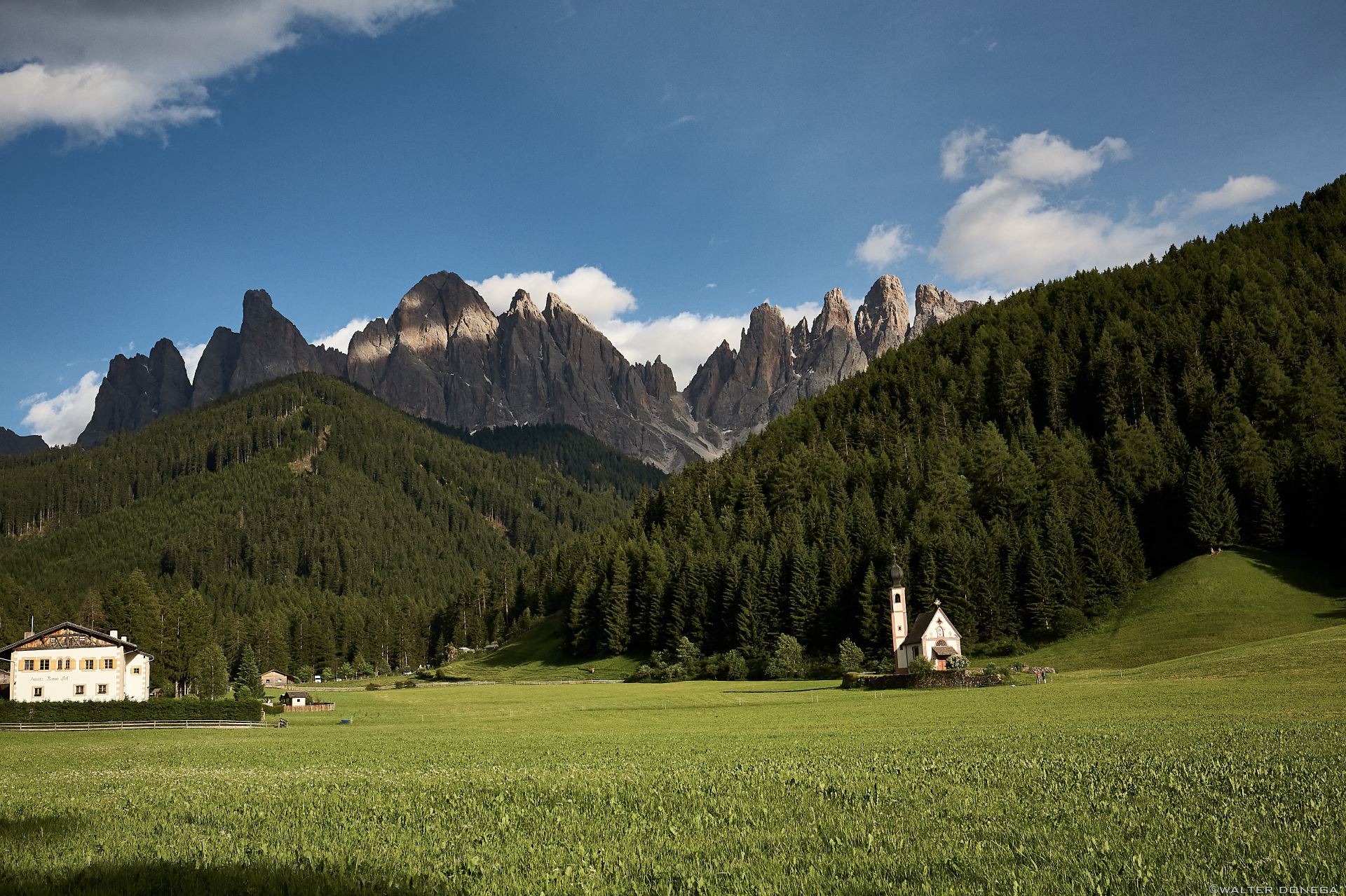 Il tornello a pagamento alla chiesetta di San Giovanni in Ranui in val di Funes