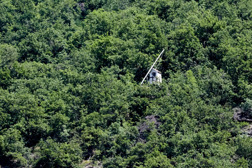 La bandiera sul Monte Tondo a Bolzano